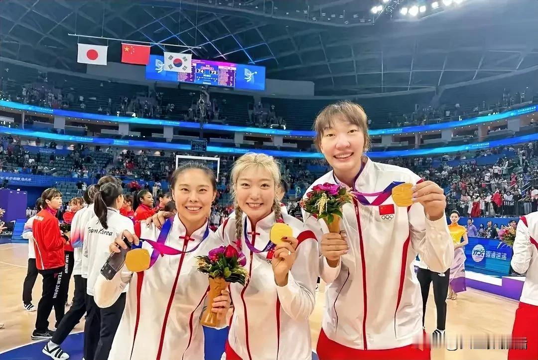 中国女篮历史最强三人组：

1、王思雨——后卫
2、李梦——前锋
3、韩旭——中