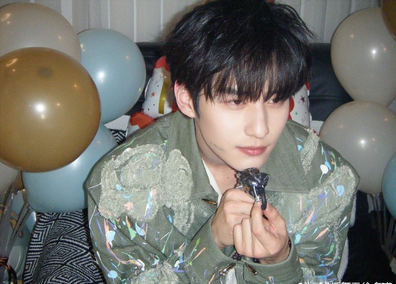 徐振轩 xzx徐振轩 做自己不迷路
“是动听的情话，是虔诚的祈求，是愿你岁岁平安