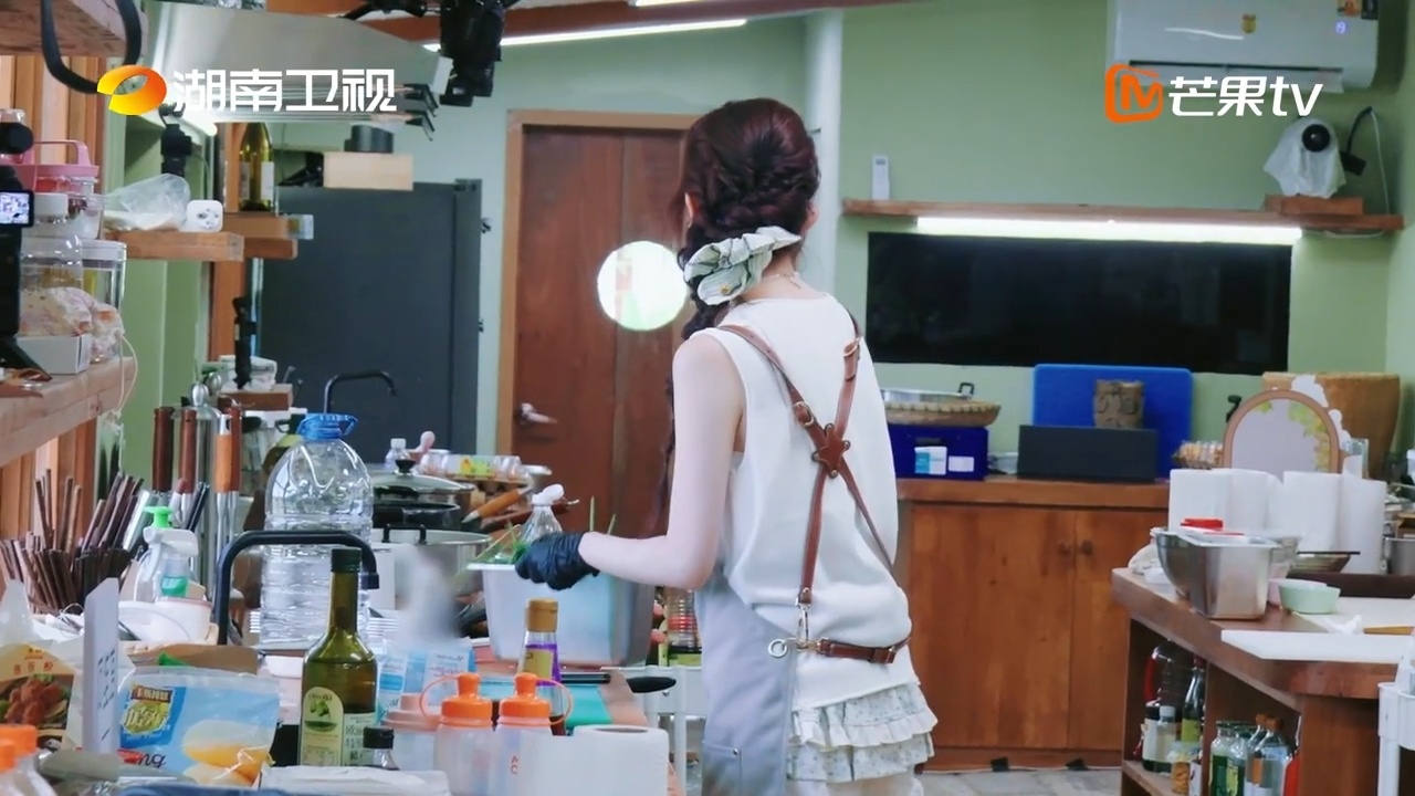 靳梦佳中餐厅做了湖南特色菜中餐厅10靳梦佳在《中餐厅10》大展厨艺，带来地道湖南