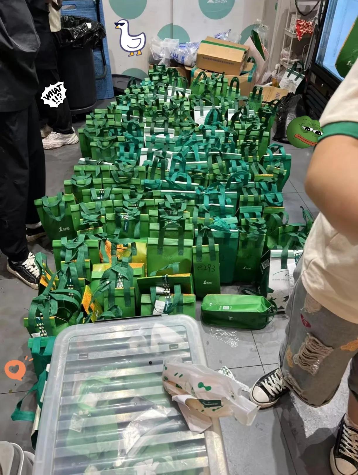 奶茶店被“秋奶”搞疯！这堆订单谁扛得住
 
救命！一奶茶店被秋奶忙到崩溃，满地板