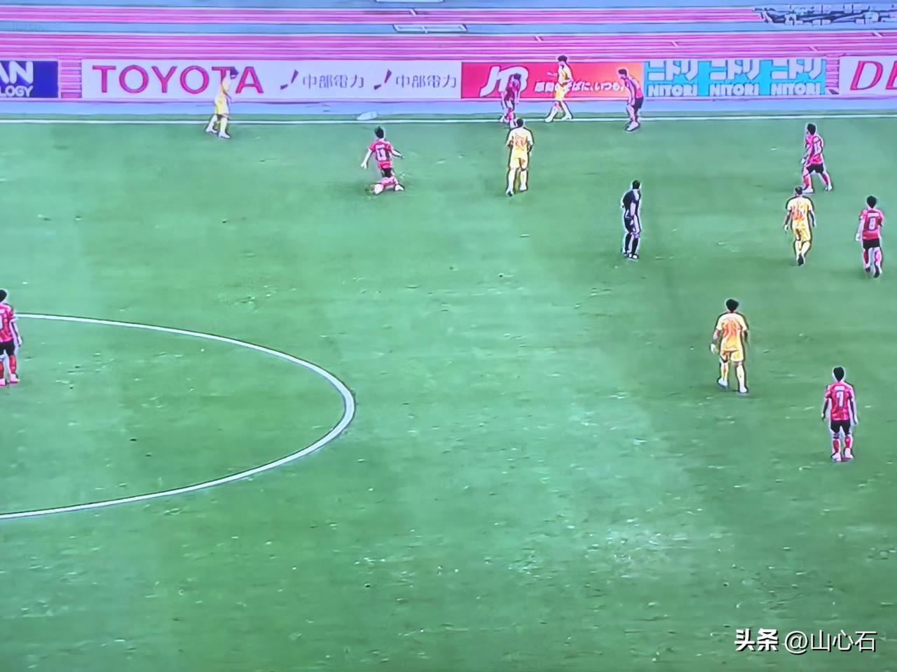 U23国足1-2输了，上半场双方踢成1-1平，下半场46分钟，王钰栋射门，皮球被