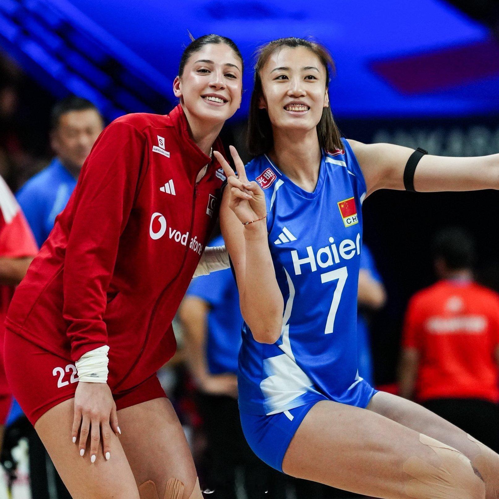 王媛媛赛前与俱乐部队友伊尔金合影2026年世界女排联赛中国女排vs土耳其女排