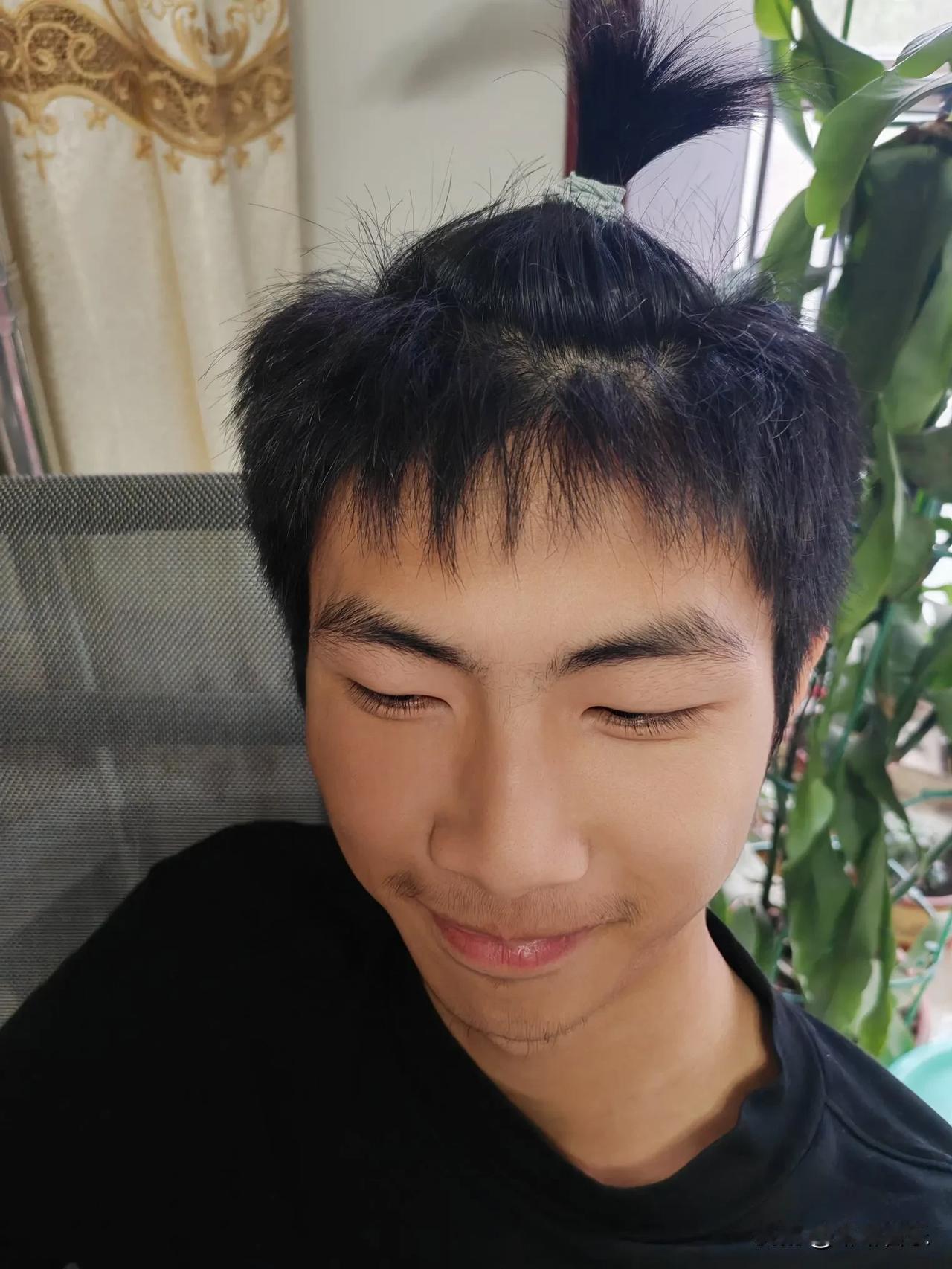 看着儿子头发长了该剪了，让他去剪，磨磨蹭蹭好几天不去。             