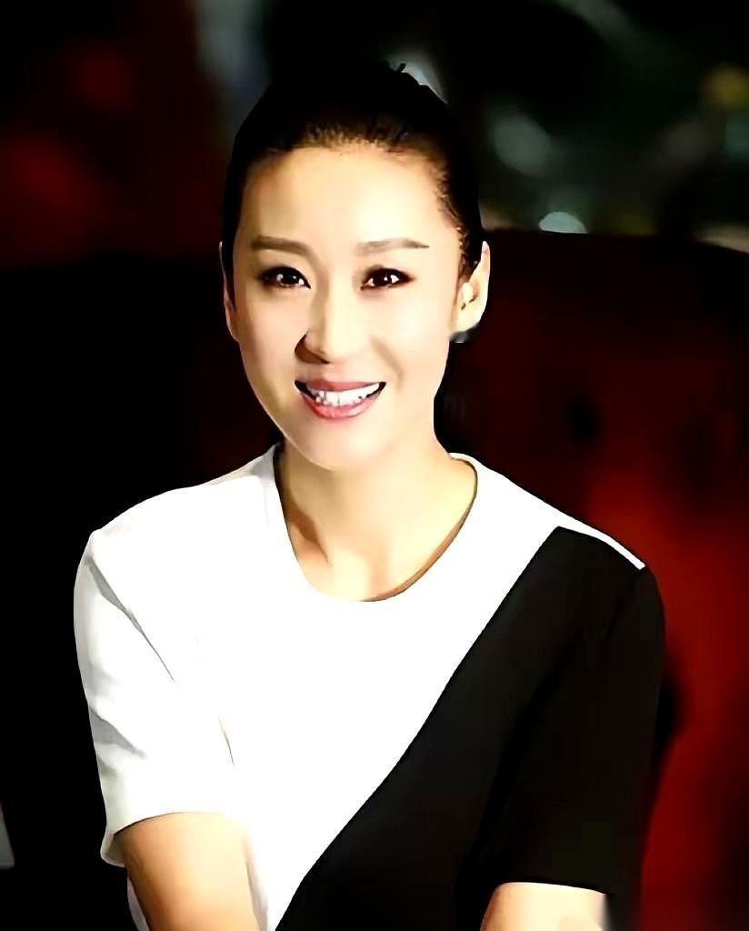 第一个拿到飞机驾照的女明星。
就这一条，我觉得所有关于“她和高圆圆谁更漂亮”的讨