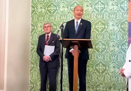 韩国瑜率团窜访英国，高呼“决不投降”！
他在英国议会的酒会上，用英文喊出“绝不投