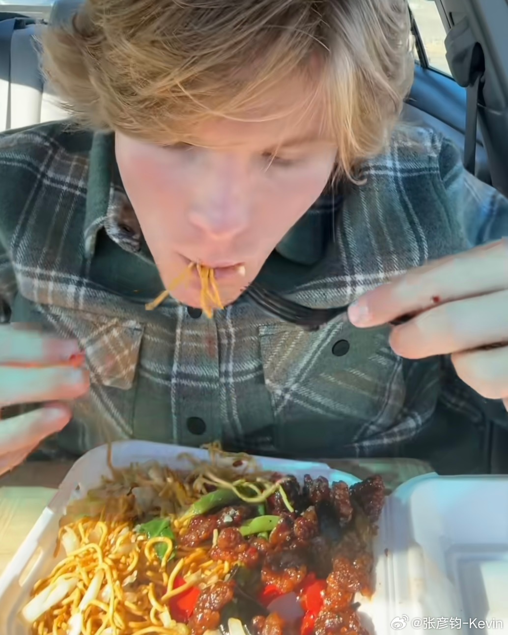 刚刷到一个美国博主吃美式中餐，看这泡沫塑料盒，16年前的记忆又开始攻击我…那时安