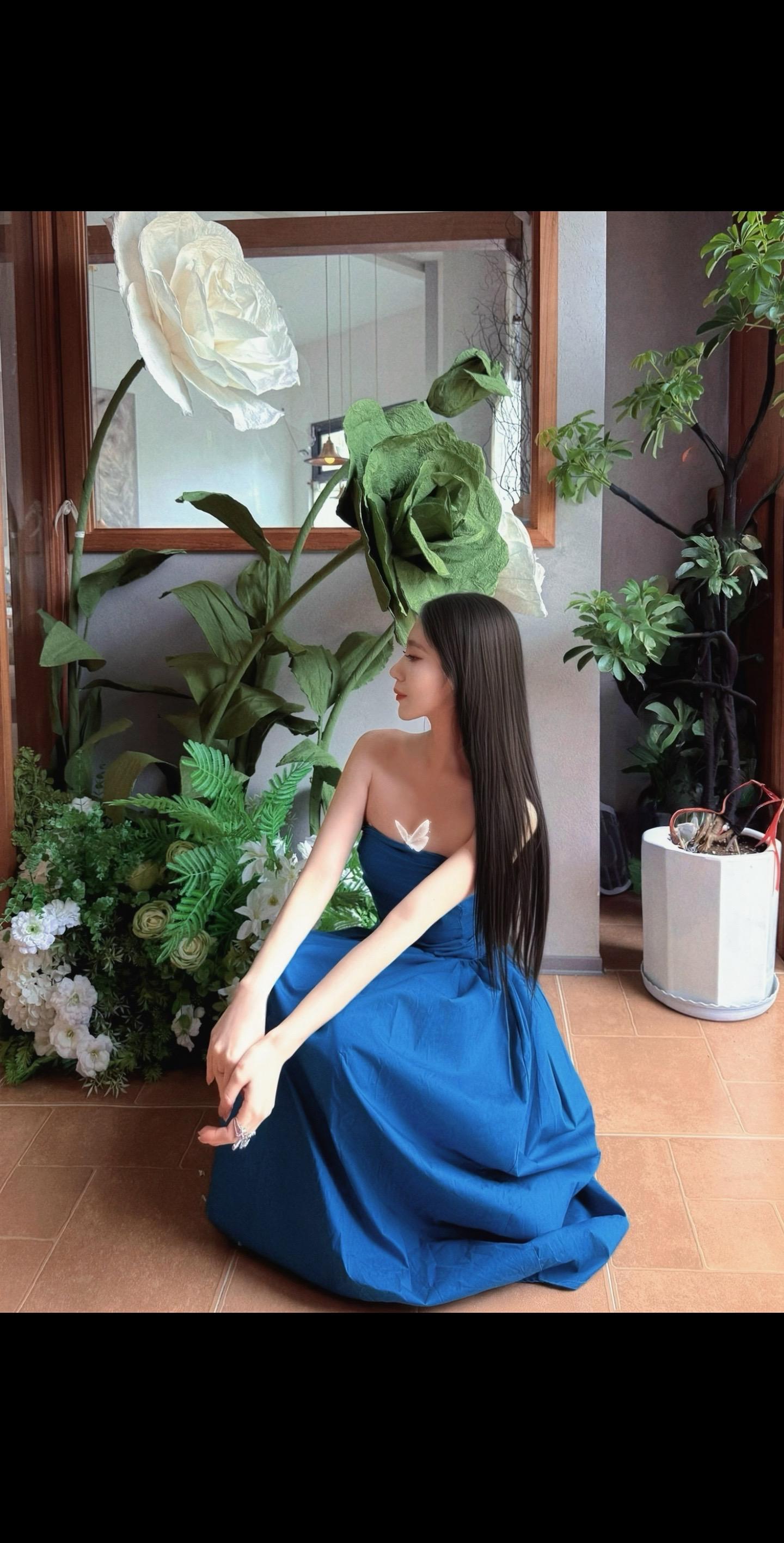 倚门回首，却把青梅嗅。