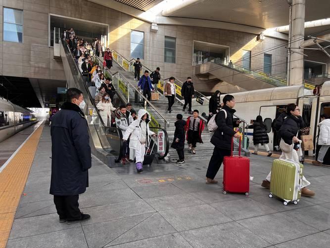 东北的年味是从高铁站散发开的第一次在高铁站感觉像是个小辈忙活了一年，眼瞅着就要过