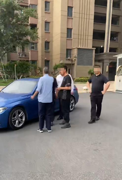 6月4日哈尔滨日报报道引发全网关注，江苏一小区物业管理矛盾陡然激化。

多名业主