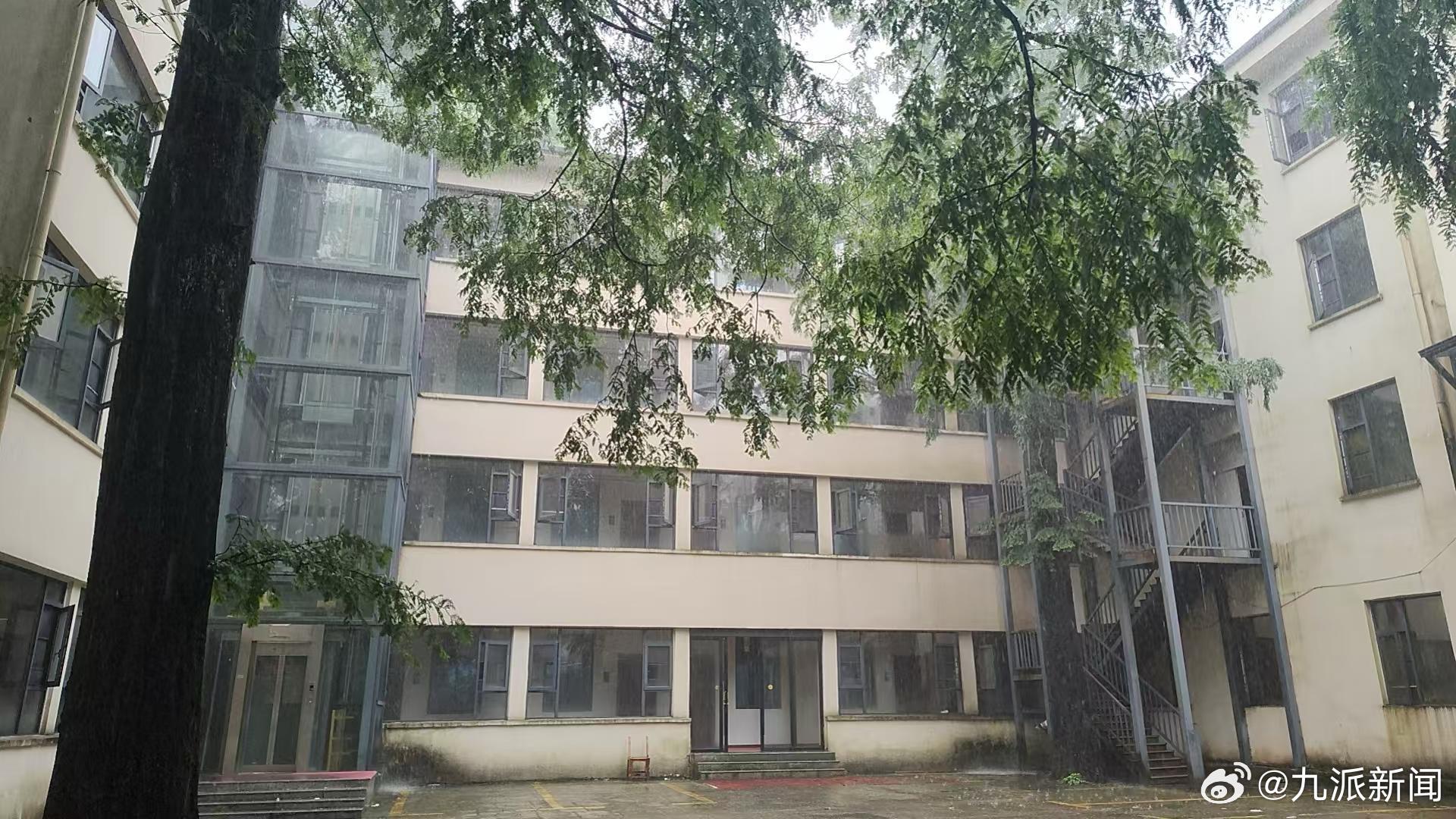 #男子端午陪父母参加248元老年团#【#陪父母参加248元老年团男子发声#：做好