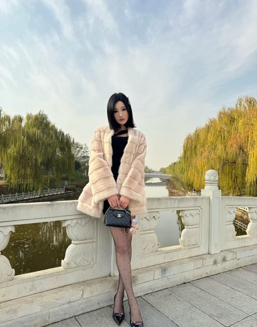 秋日河畔，柔美少女与毛绒外套的浪漫邂逅🍂👗👠