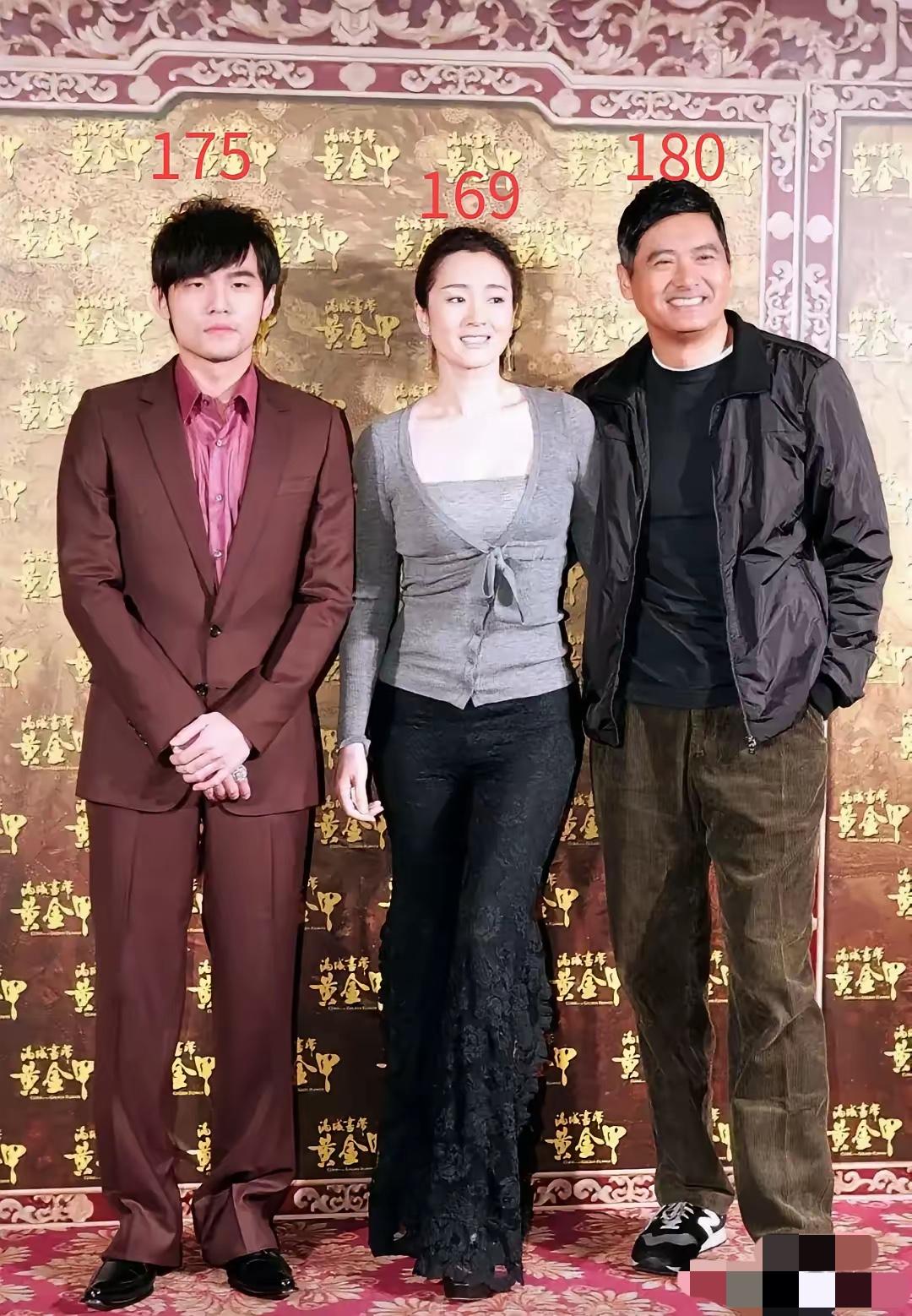 能站在周润发和周杰伦中间这位女士是谁？非常有气质