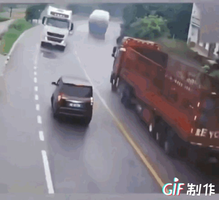 人总要为自己的任性承担后果！这位小车司机明知道这条道路上的货车很多，而且又是转弯