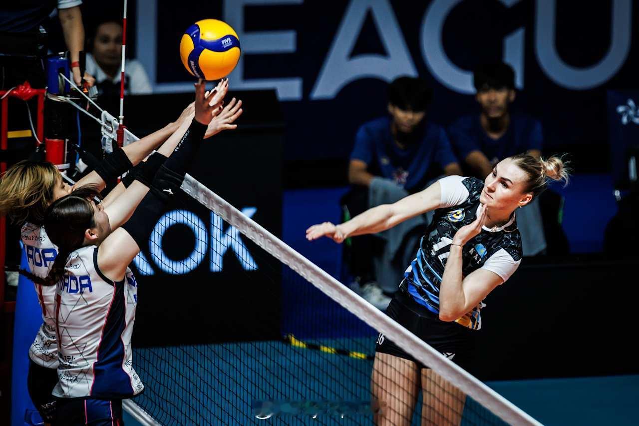 【女排亚冠川崎红箭3-1哈萨克七河 进决赛锁定世俱杯席位】国际排坛战报速递中国排