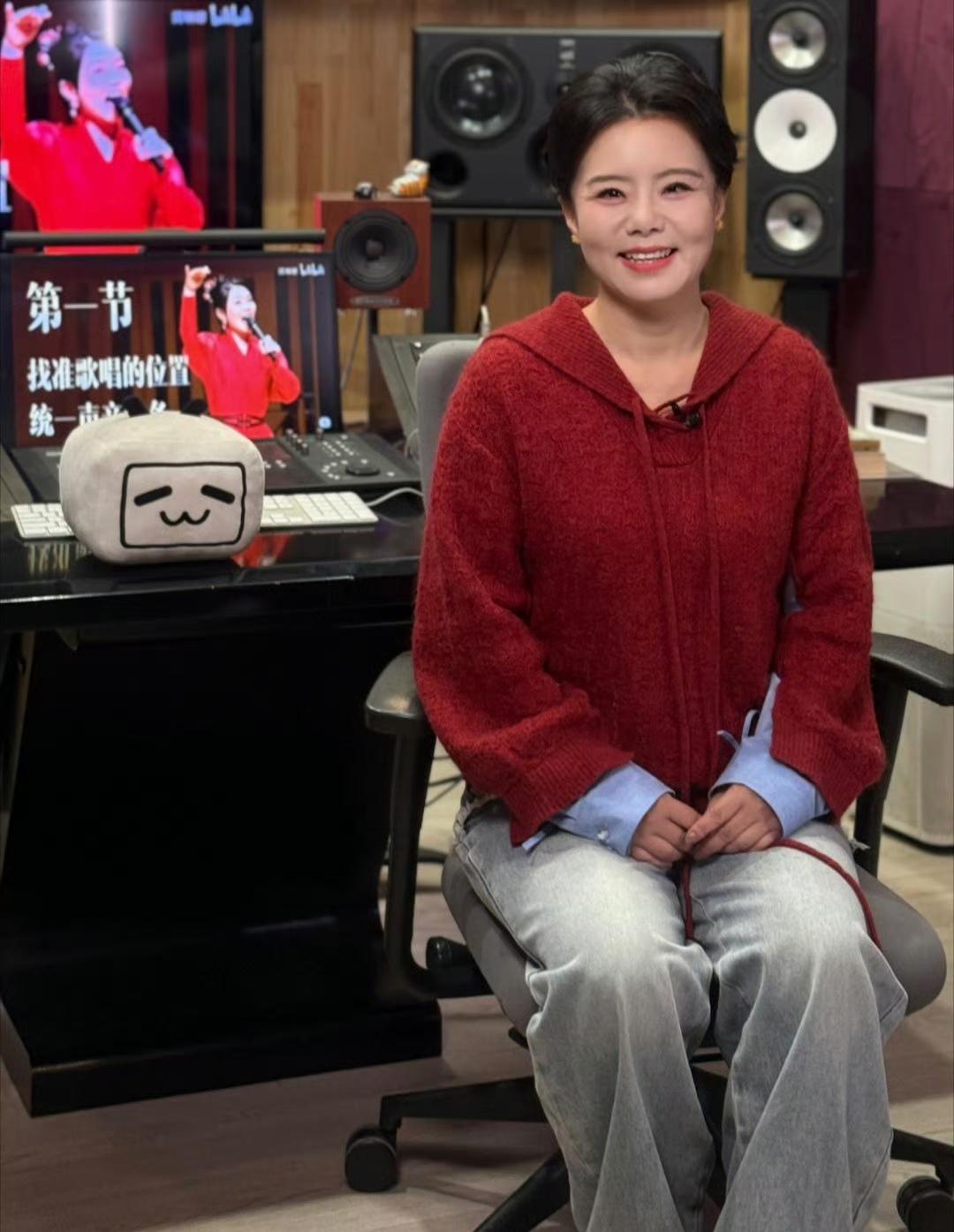 看了龚琳娜的红色穿搭，我发现低调的红色很适合上了年纪的女人……

像龚琳娜身上穿