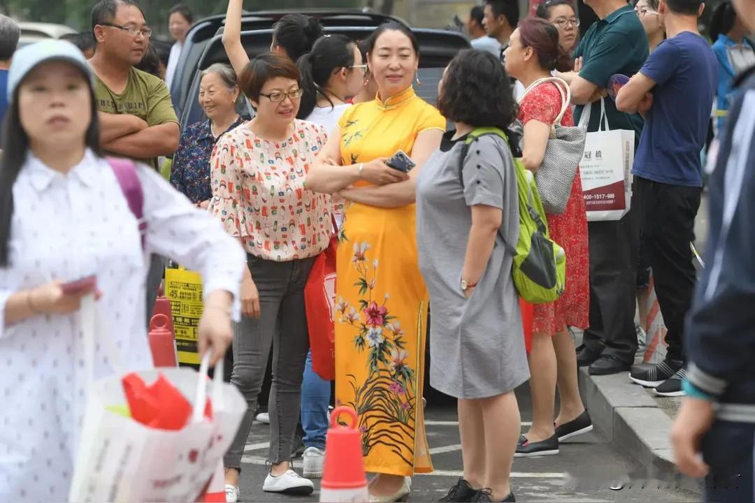 高考大幕拉开，考场之外的温情画面总能牵动无数人的心弦。郑州考点外一位家长的暖心举
