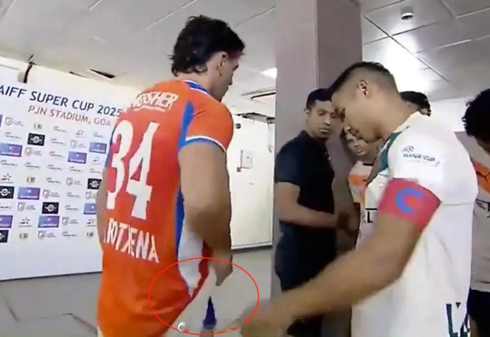 印度足球离谱一幕：球员扒开短裤露出内裤颜色 裁判看后将其罚下和中国足球一样，印度