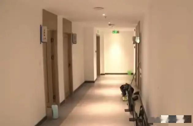 浙江，情侣俩入住了酒店，做完了欢快的事情，二人就各自放松。这时房门突然被打开，闯