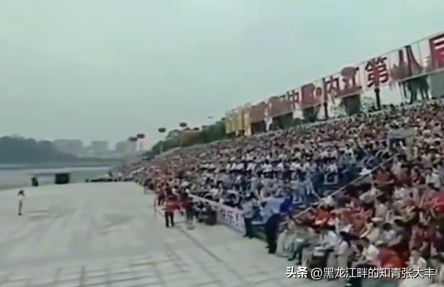 背靠大江，面对亿万观众，经典歌曲《新东方红》的首唱者 —— 云朵的歌声响彻云霄！