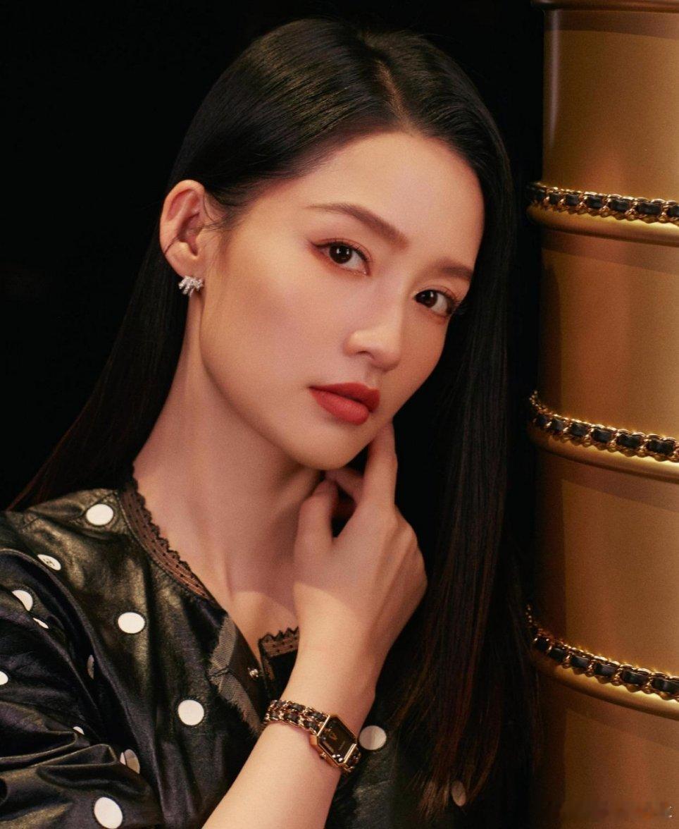 李沁波点皮质小香风穿搭，沁沁把小香风穿得好灵动 