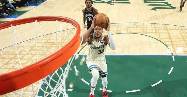 北京时间11月30日，NBA常规赛继续进行，布鲁克林篮网客场挑战密尔沃基雄鹿，雄