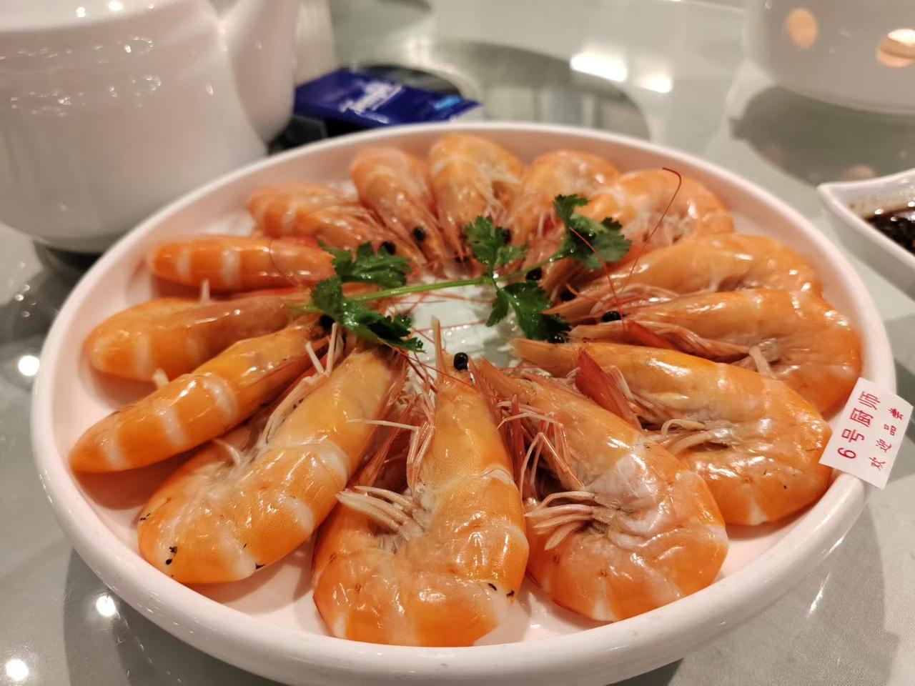 吃胖当然有原因——实在抵不住
那口“鲜”的诱惑。白灼虾端上桌，
粉亮亮地蜷着，剥