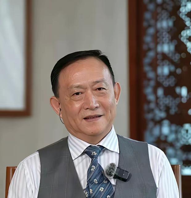 网上看到一段话，卢麒元声称：“有人想把我们喝的水、用的电、上的网，打包卖给资本，