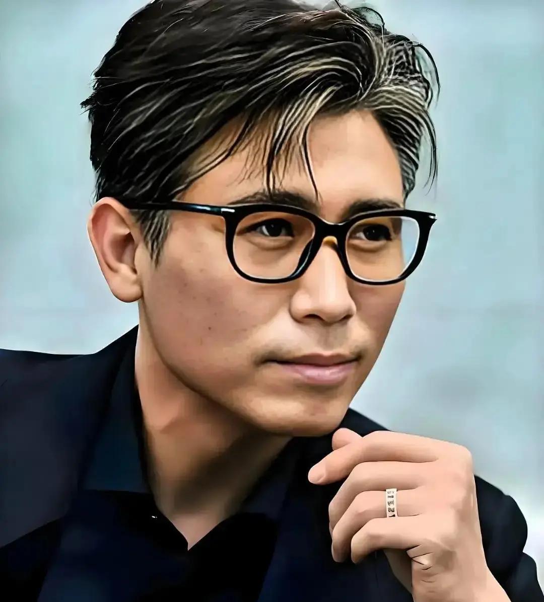 很多演员把“曝光”当氧气，他反过来，把舞台当充电器。
李乃文这些年最反共识的点