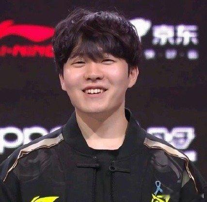 #Rookie揭幕战拿下了##rookie为患癌粉丝戴蓝丝带# 鸡哥人真的很好，