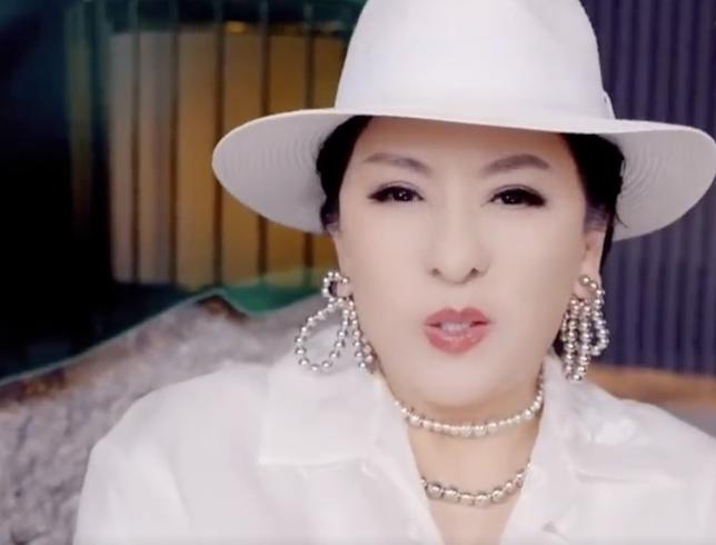 向太评价王家卫，直接说王家卫身边要不是有一个张叔平，他啥也不是！

而且向太还讲