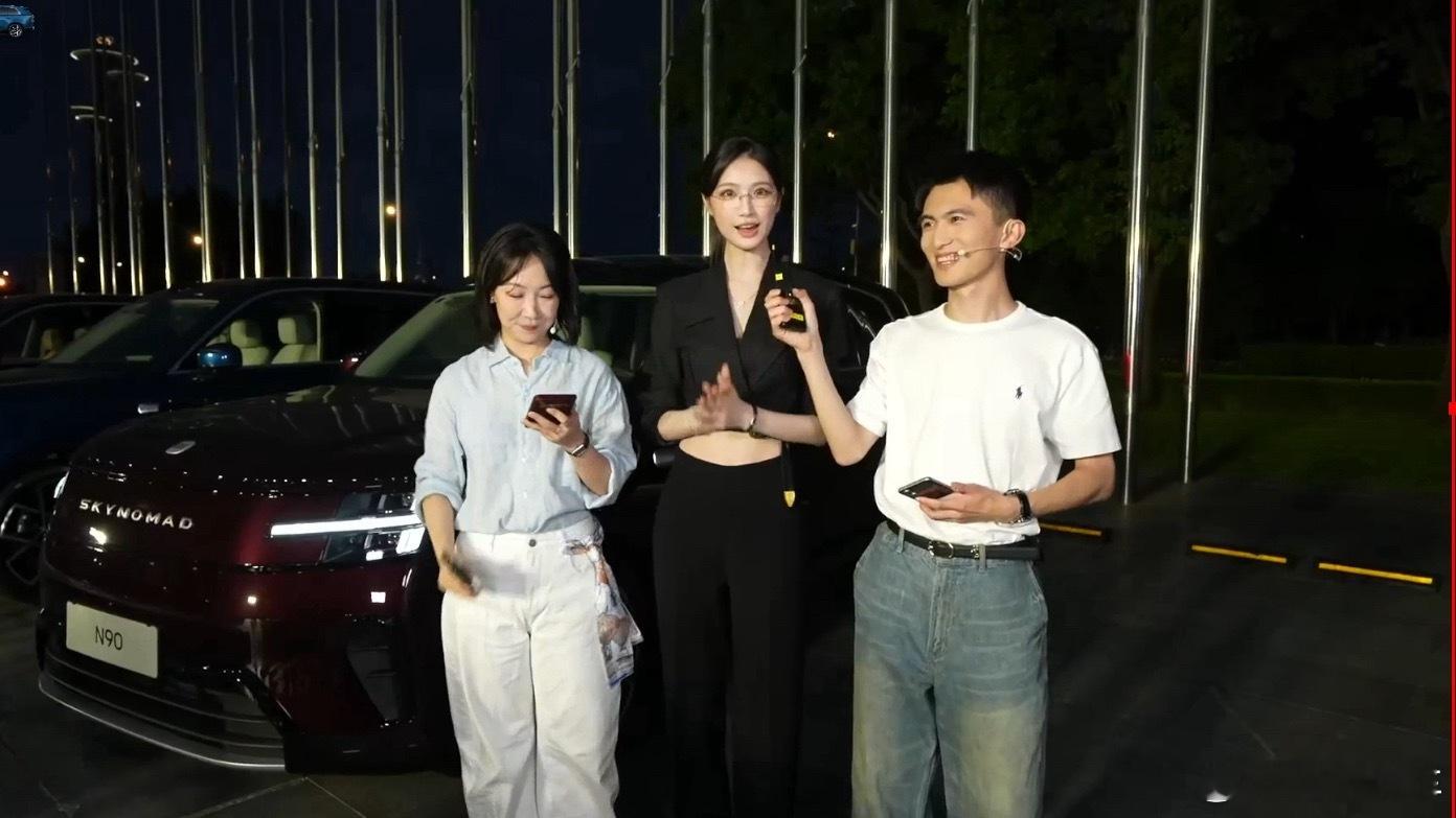 小米澎程的预热请的这个美女，是不是就是之前成都车展上的那个美女？长得这么漂亮，英