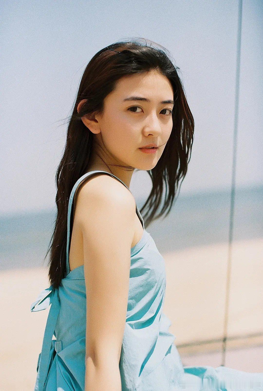 梁洁、杨舒伊冯小刚拍《抓特务》据说有这两位青年演员，不知道谁演谁，年轻女性角色反