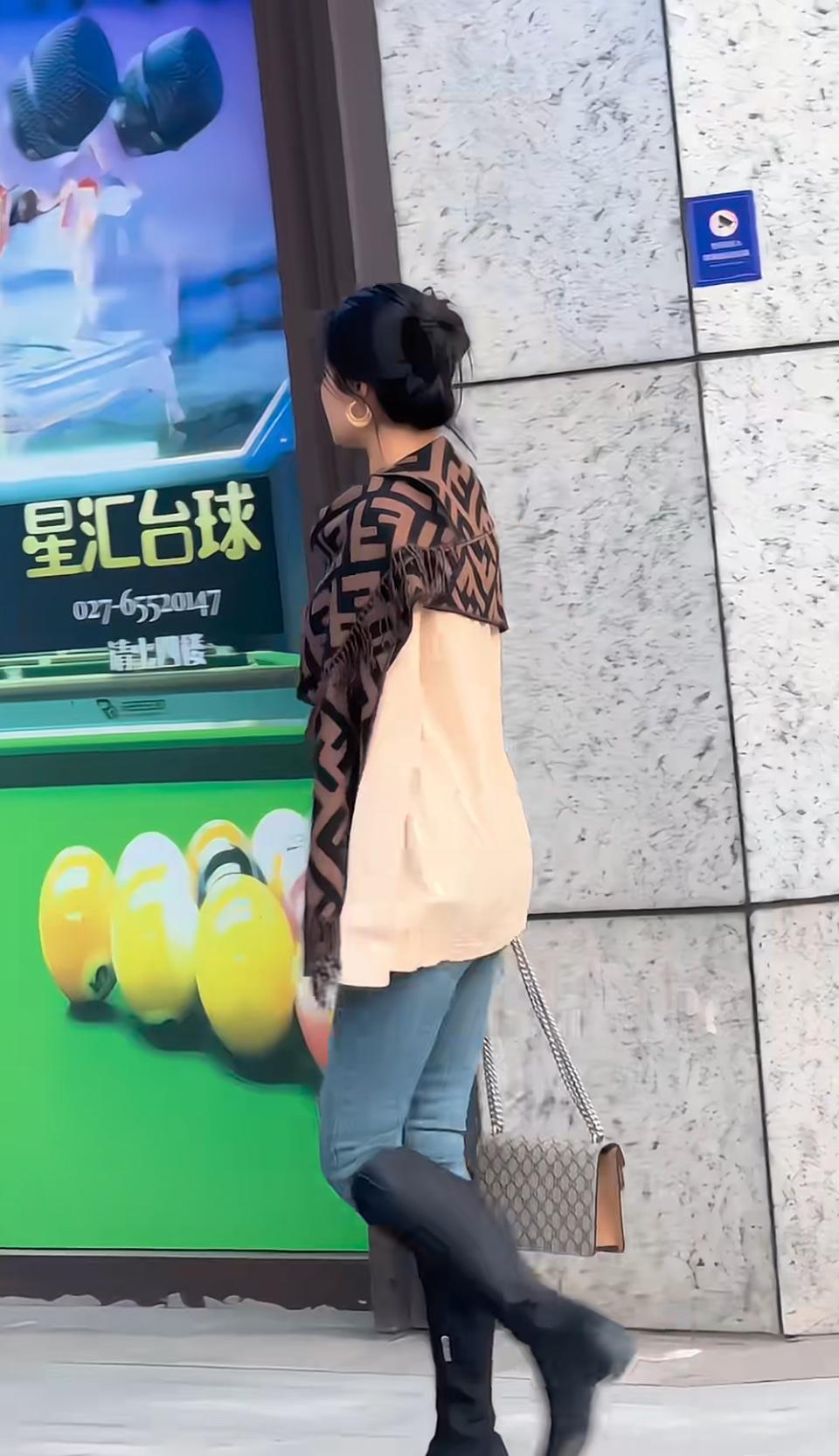 都市时尚穿搭，黑白撞色外套搭配牛仔裤，轻松出街！👗👖👢