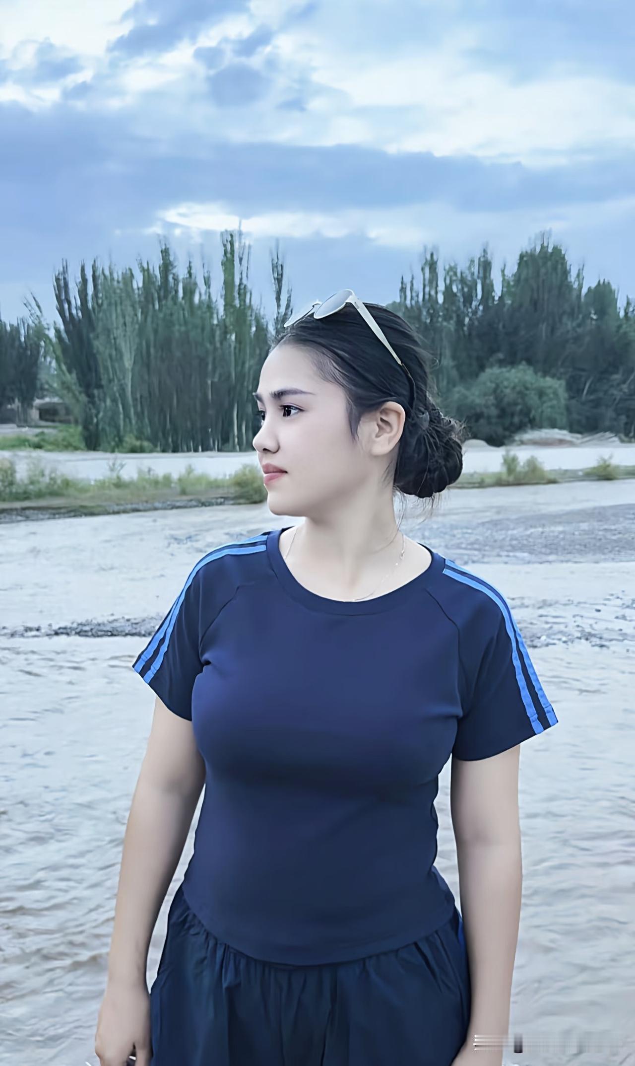 卜算子·河畔凝望
 
远树接流云，浅水流平岸。
静立汀边望远天，意逐清风漫。
束