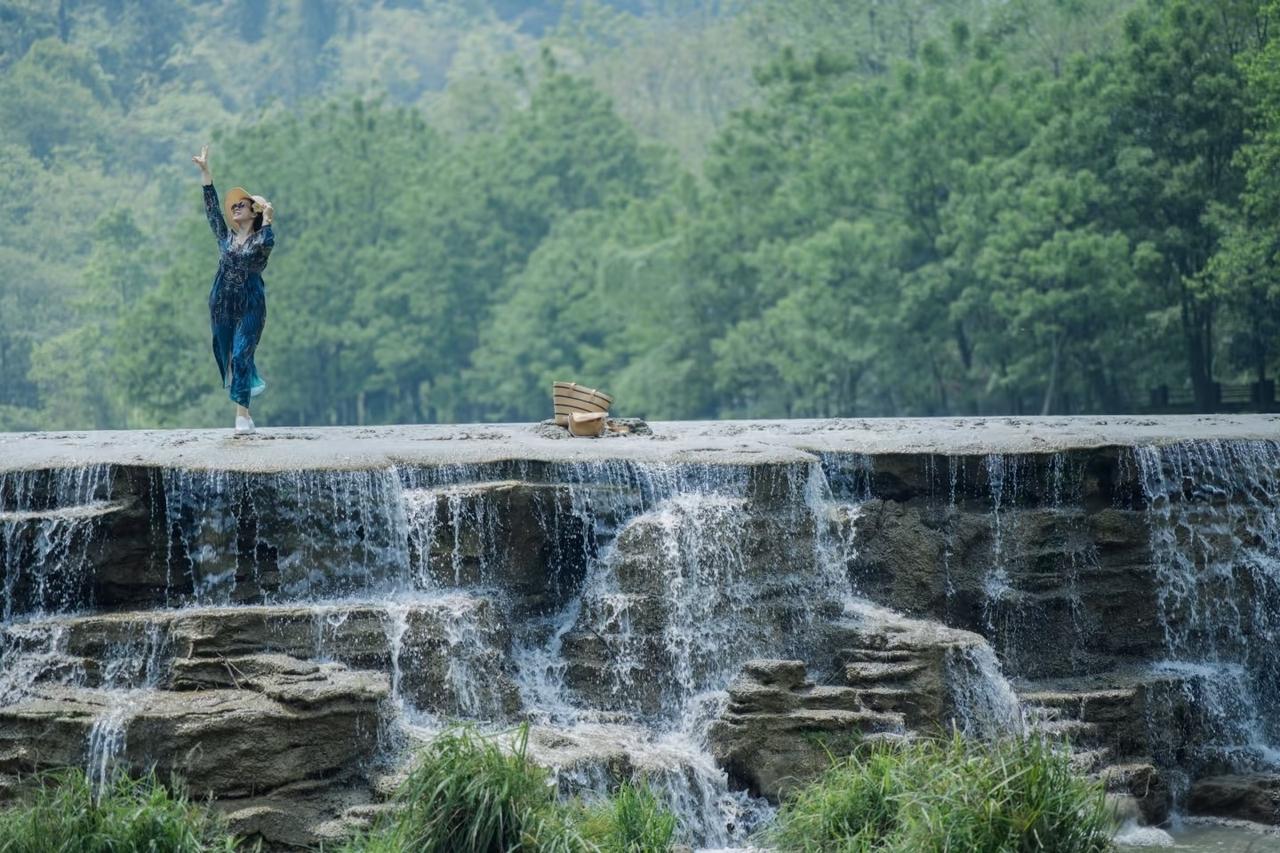 别拿回忆打扰现在的生活。
 
我姨也退休了，目前是一个人过。
 
前天高中几个要