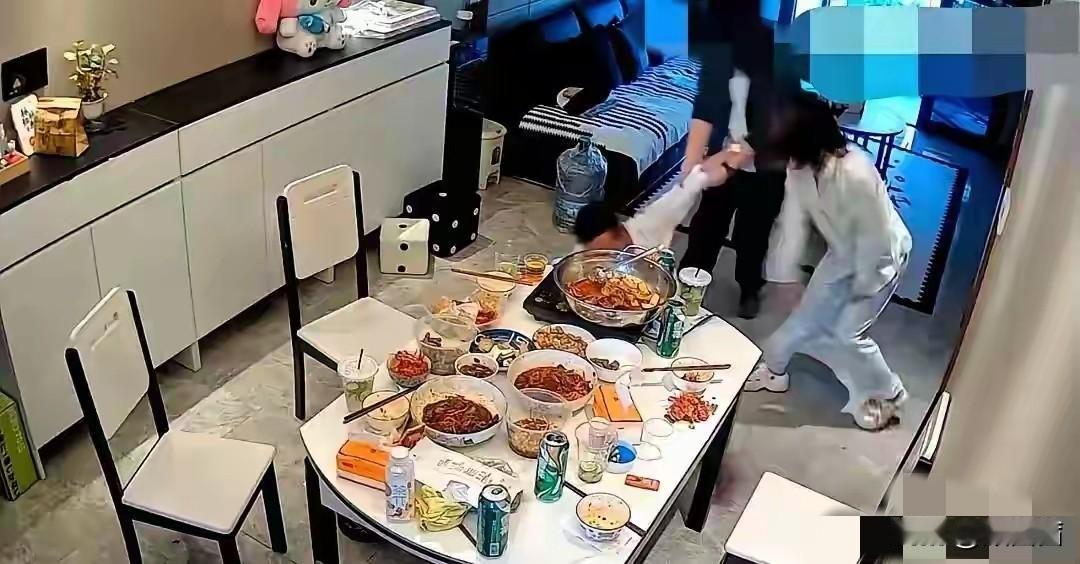 五一丈夫带朋友在家酗酒，无视妻子隐私大打出手，场面彻底失控
 
假期在家好好休息