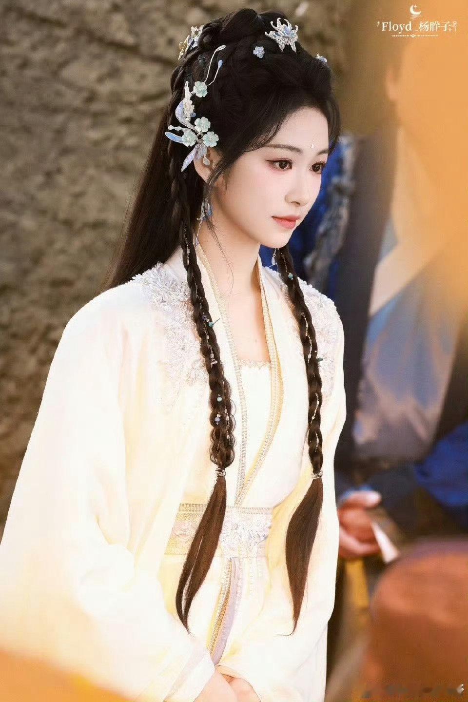 杀青啦！ 明月苍茫杀青  杨肸子在剧中饰演的小鲛人让人眼前一亮，仿佛真的从海底世