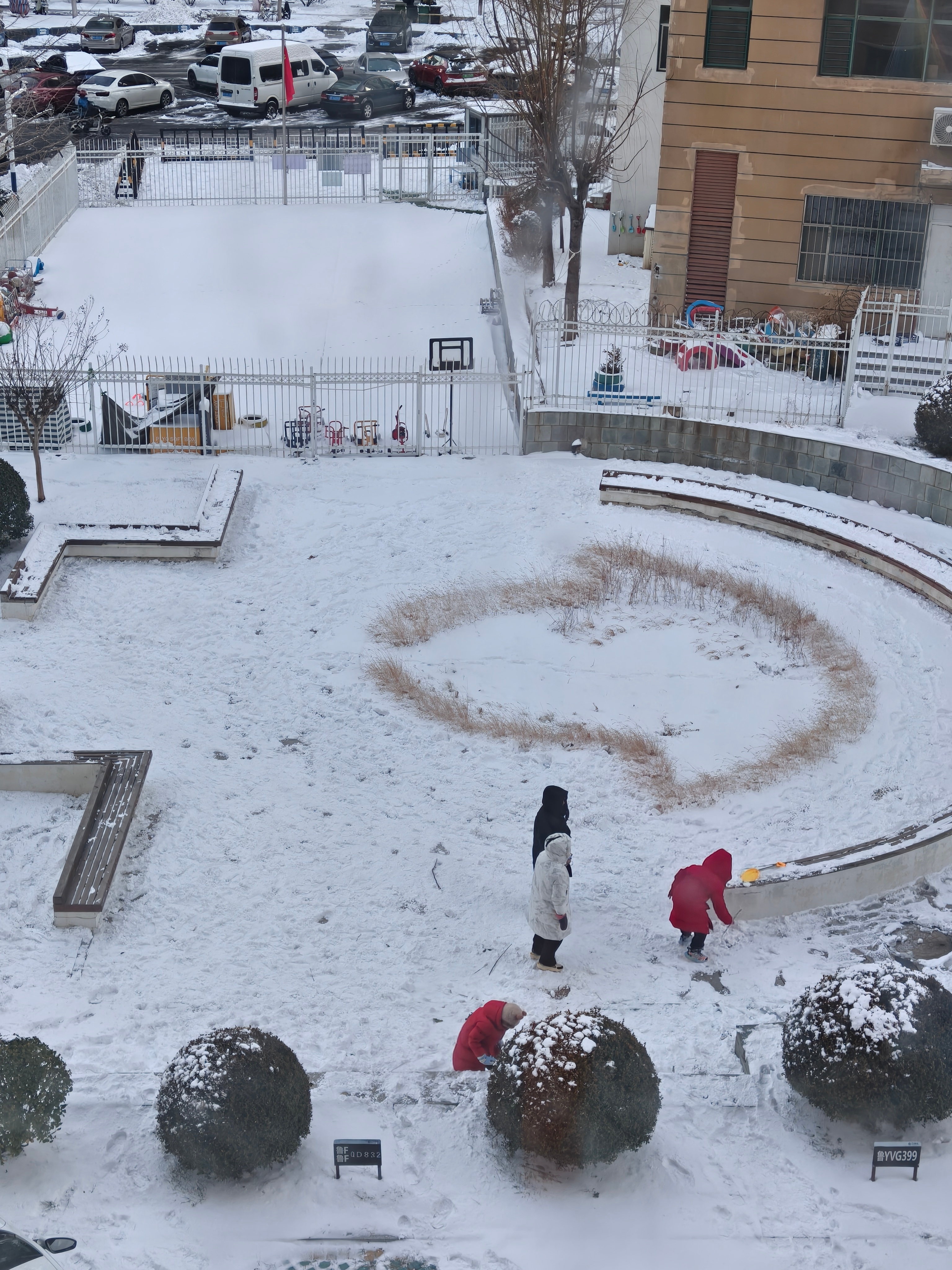 楼下玩雪的小朋友 
