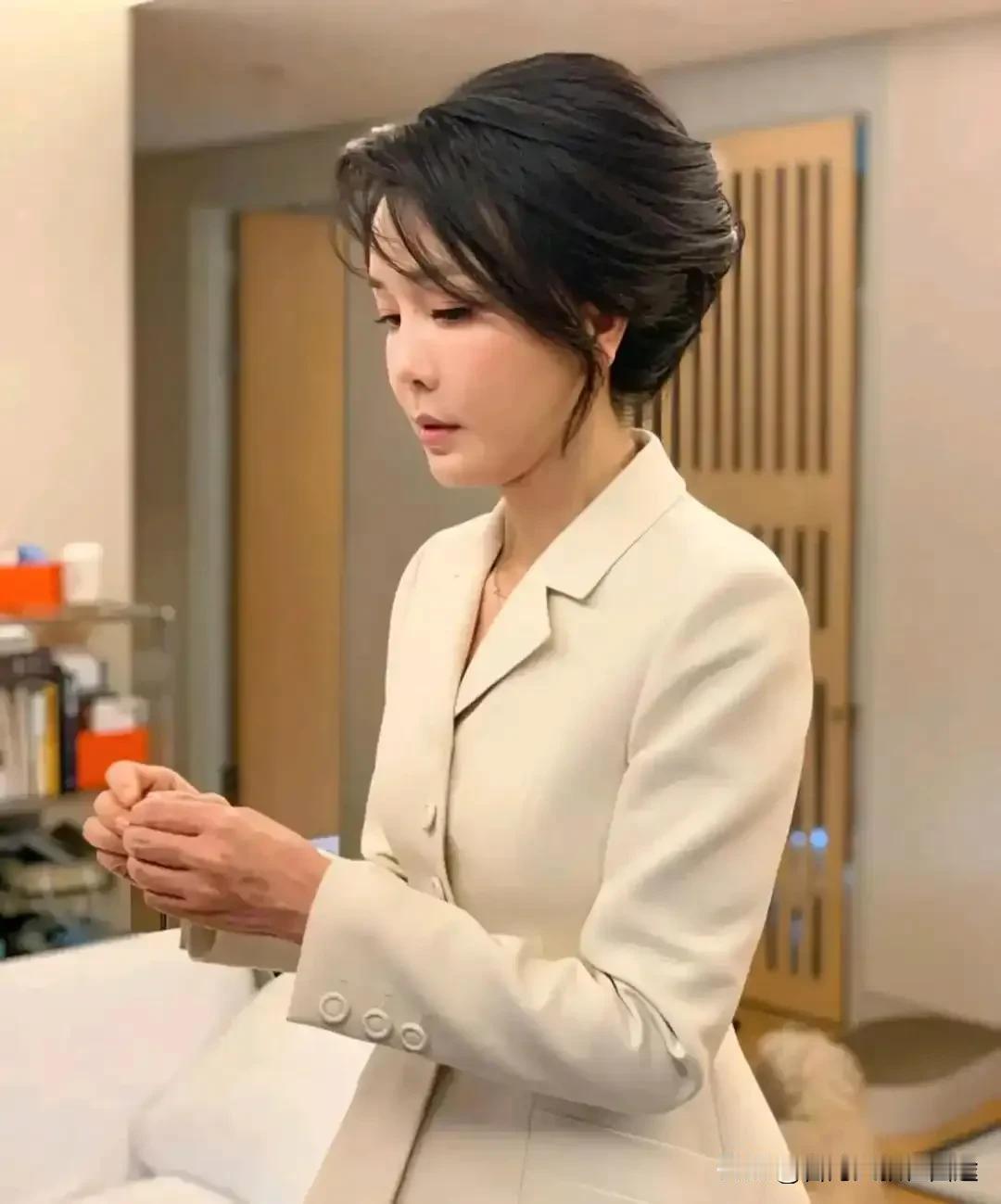 韩国前第一夫人金建希出庭念中国古诗“花无十日红”！韩媒：权力只是一时的，网友却吵
