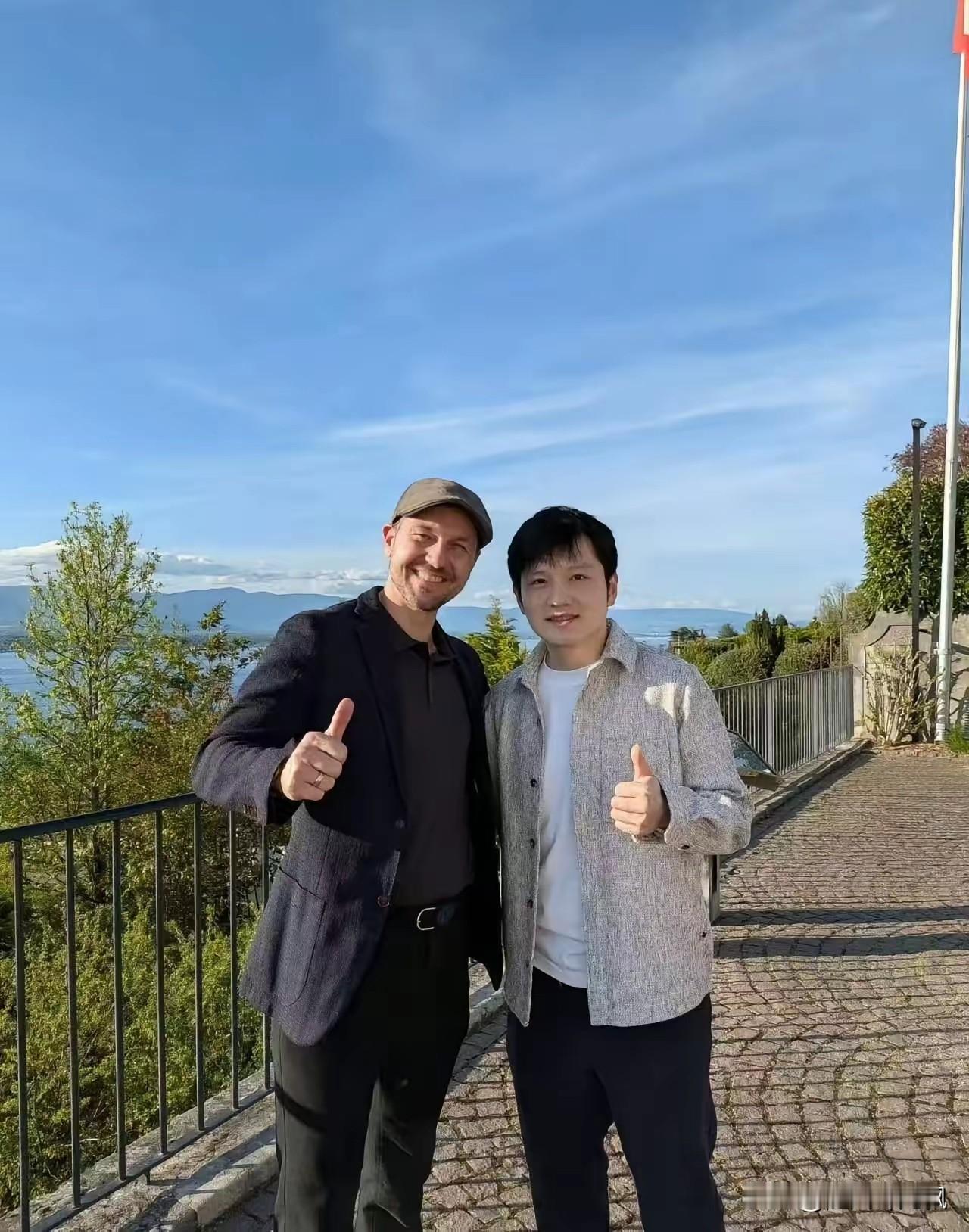 波尔对樊振东是真的好啊。

       樊振东有比赛时波尔鞍前马后加油鼓劲；樊