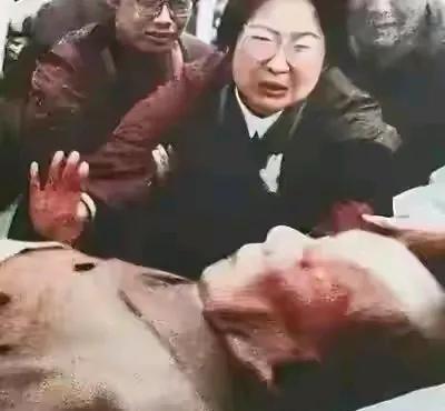 1976年9月9日，?李敏哭着扑向父亲，她不停地哭喊着：“爸爸，我是娇娇啊…”