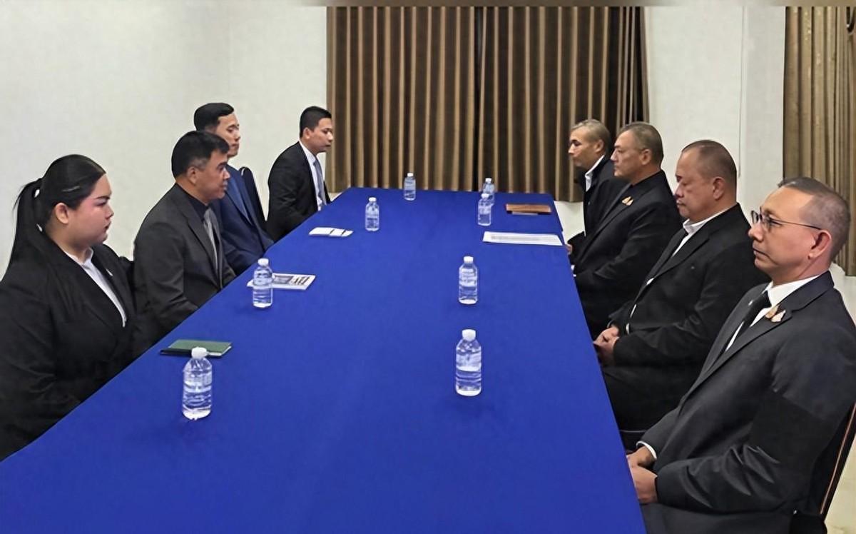 一场本该为和平铺路的谈判，30分钟就散场了。12月22日，柬埔寨带着四项停火条件