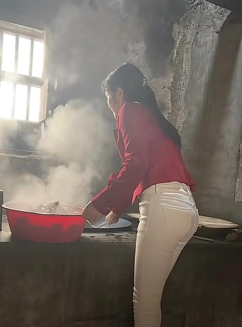 山东，一52岁男子见57岁寡妇在家做饭，突然上前抱了她一下，双方拿起铁钎和钉耙对