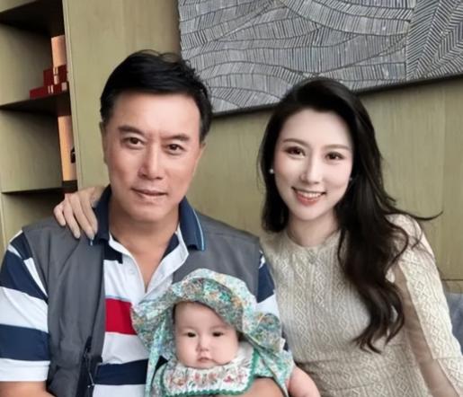 陈大愚出生于1989年，是陈佩斯的独生子，他25岁结婚，本来陈大愚不想那么早生小