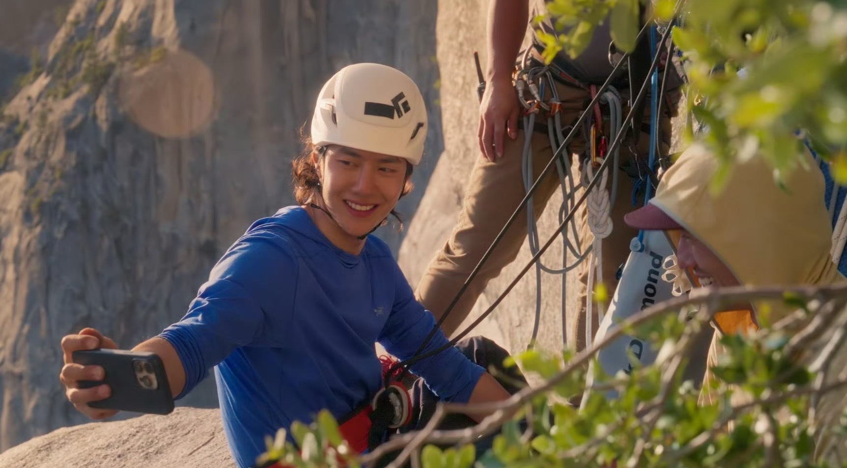 别管别管，岩羊本性如此王一博拒绝不了攀岩绳/王一博巴黎时装周