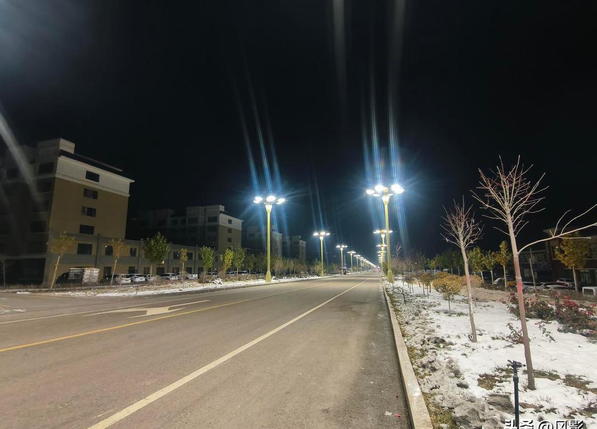 雪后路滑，他照样跑五公里。
鞋底咬地，呼出的白气像在跟冬天较劲。
路边一个老头，