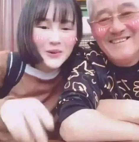 赵本山的女儿球球（本名赵珈萱），没跟着父亲闯演艺圈，反而选了直播和网红这条路。她