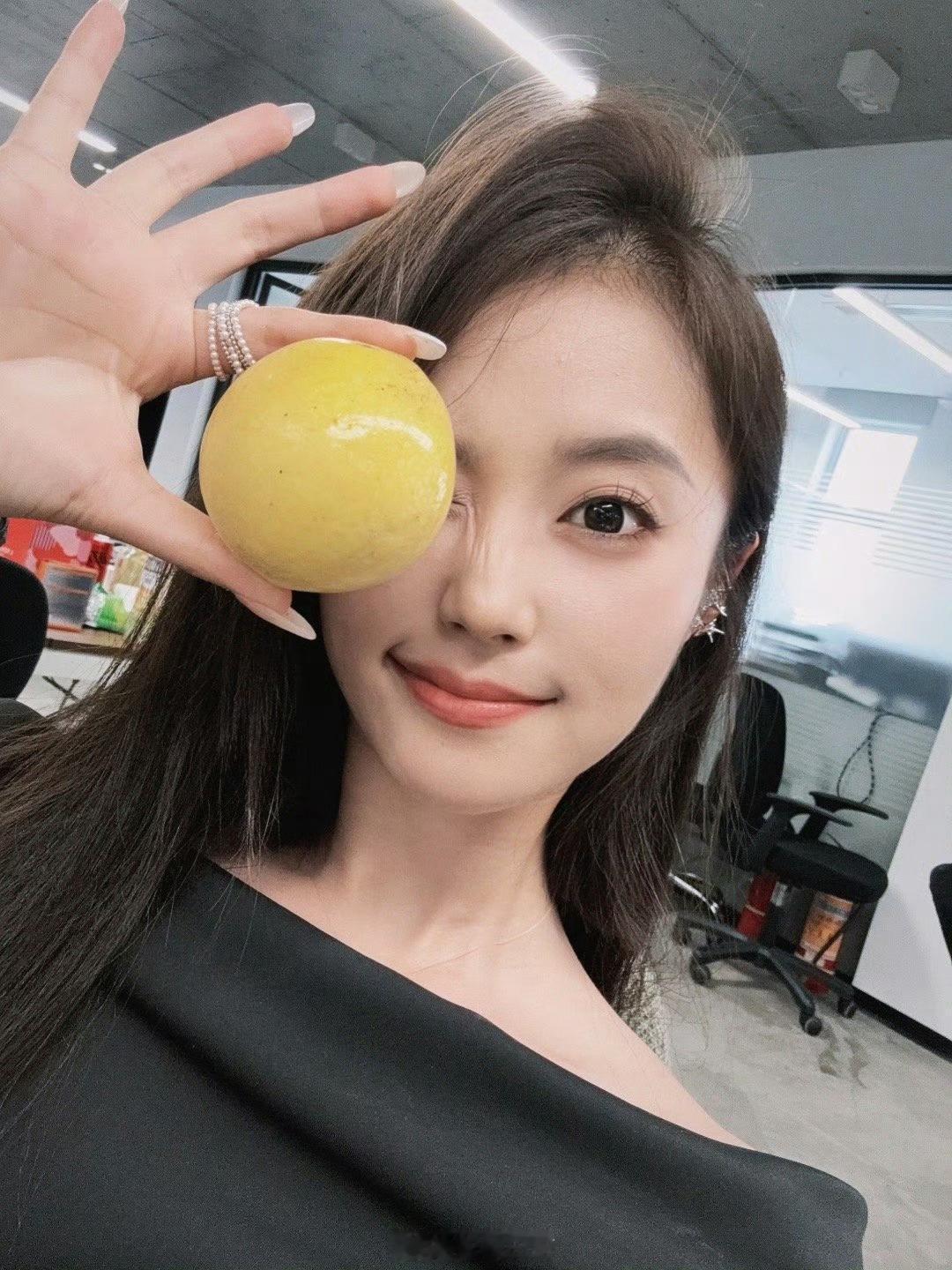 羡慕卖个百香果有这么多美女博主给他代言[右哼哼]今天再给粉丝抽3箱88的百香果，