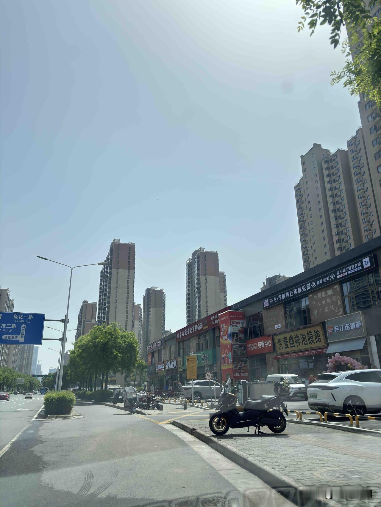 西安科技四路小烟庄村这里，现在大变样了，街头商铺看着也多了起来，一些饭馆正在装修