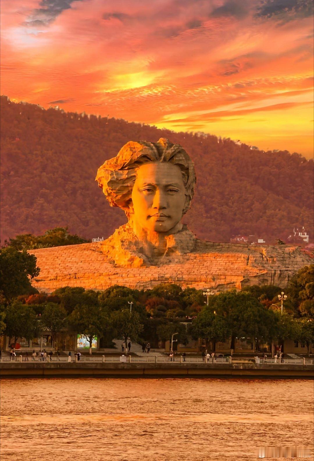 华夏幸有毛泽东，再造华夏万世功 